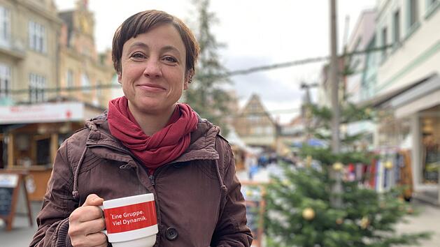Nachfragen lohnt sich: Yvonne Koch ist f&uuml;ndig geworden und trinkt einen veganen Kinderpunsch auf dem Kissinger Marktplatz.  Anja Vorndran