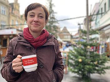 Nachfragen lohnt sich: Yvonne Koch ist fündig geworden und trinkt einen veganen Kinderpunsch auf dem Kissinger Marktplatz.  Anja Vorndran