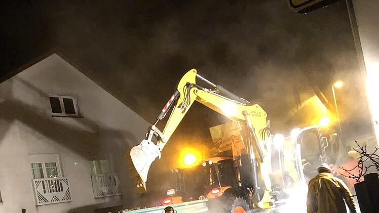 In der Nacht auf Heiligabend repariert der Bauhof Schondra einen Wasserleitungsschaden in der Marktstraße. Foto: Sebastian Schmitt
