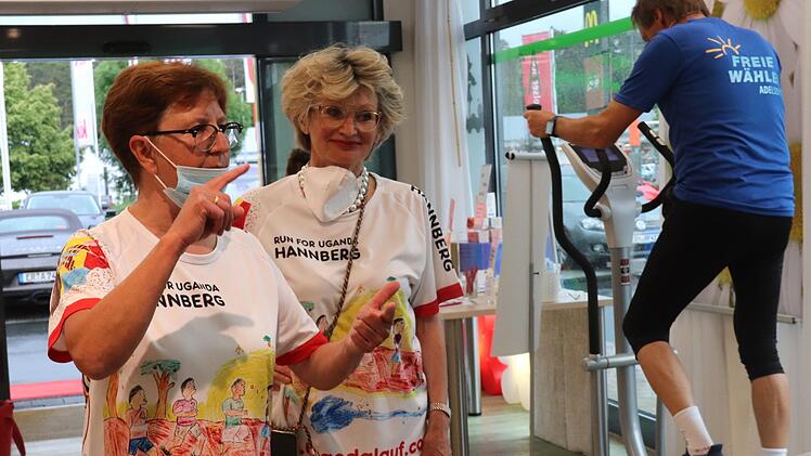 Marga Lauer erzählt von den Hilfsprojekten in Uganda, daneben Apothekerin Adelinde Reinhardt.