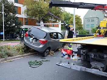 Auto kracht in Verkehrsinsel und bleibt auf Stein h&auml;ngen