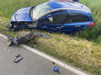 Marktschorgast: Frau (71) bei Autounfall schwer verletzt - Mann (45) begeht gleich mehrere Straftaten