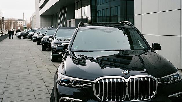 Dienstwagen-Check 2025 der Deutschen Umwelthilfe: Spitzenpolitikerinnen und Spitzenpolitiker setzen nach Regierungswechsel weiter auf CO2-Schleudern