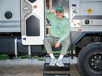 Darfs ein bisschen gr&ouml;&szlig;er sein? F&uuml;r die vierte Staffel des Formats "Roadtrip" mietete Frank Rosin f&uuml;r sich und seine Koch-Buddies Alex Kumptner und Ali G&uuml;ng&ouml;rm&uuml;s einen wahren Monstertruck. Darin f&auml;hrt das Trio in f&uuml;nf Wochen und &uuml;ber f&uuml;nf Folgen 6.000 Kilometer durch vier australischen Bundesstaaten.