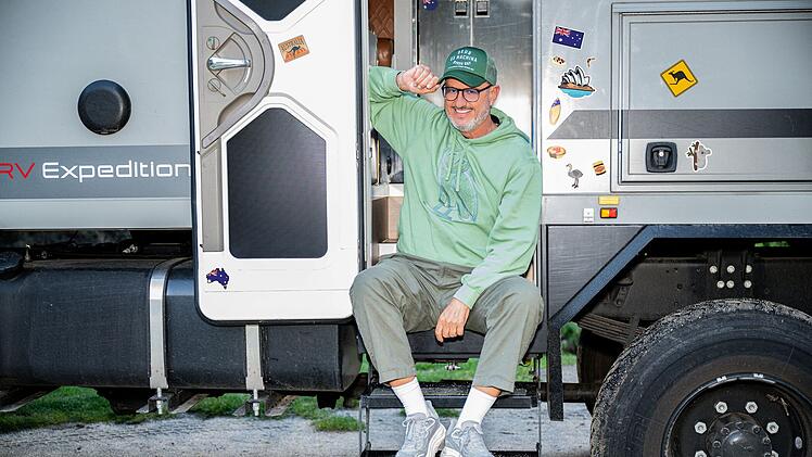 Darfs ein bisschen gr&ouml;&szlig;er sein? F&uuml;r die vierte Staffel des Formats "Roadtrip" mietete Frank Rosin f&uuml;r sich und seine Koch-Buddies Alex Kumptner und Ali G&uuml;ng&ouml;rm&uuml;s einen wahren Monstertruck. Darin f&auml;hrt das Trio in f&uuml;nf Wochen und &uuml;ber f&uuml;nf Folgen 6.000 Kilometer durch vier australischen Bundesstaaten.