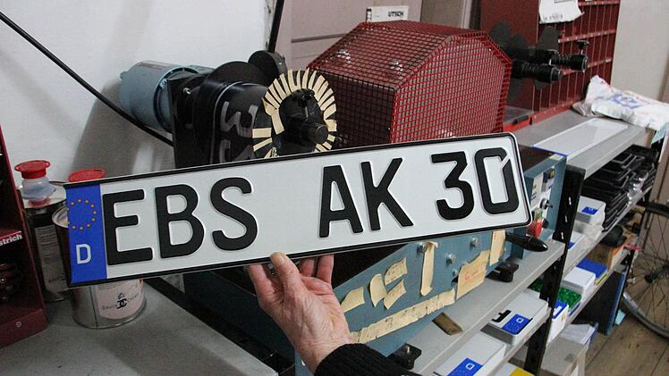 Im Sommer diesen Jahres sollen die neuen Nostalgie-Kennzeichen frühestens offiziell zugelassen werden können.