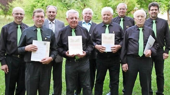 Vordere Reihe von links: Bernhard Schumann, Horst Nitsch, Fritz Dorscht, Michael Wolf; hintere Reihe von links: Vorsitzender Raimund Köhler, Peter Märkel , FSB, Peter Dotterweich, Andreas Neundörfer, stellvertretender Vorsitzender Matthias Schumm, von den Geehrten fehlen Alfred Reh und Norbert Beck. Foto: p