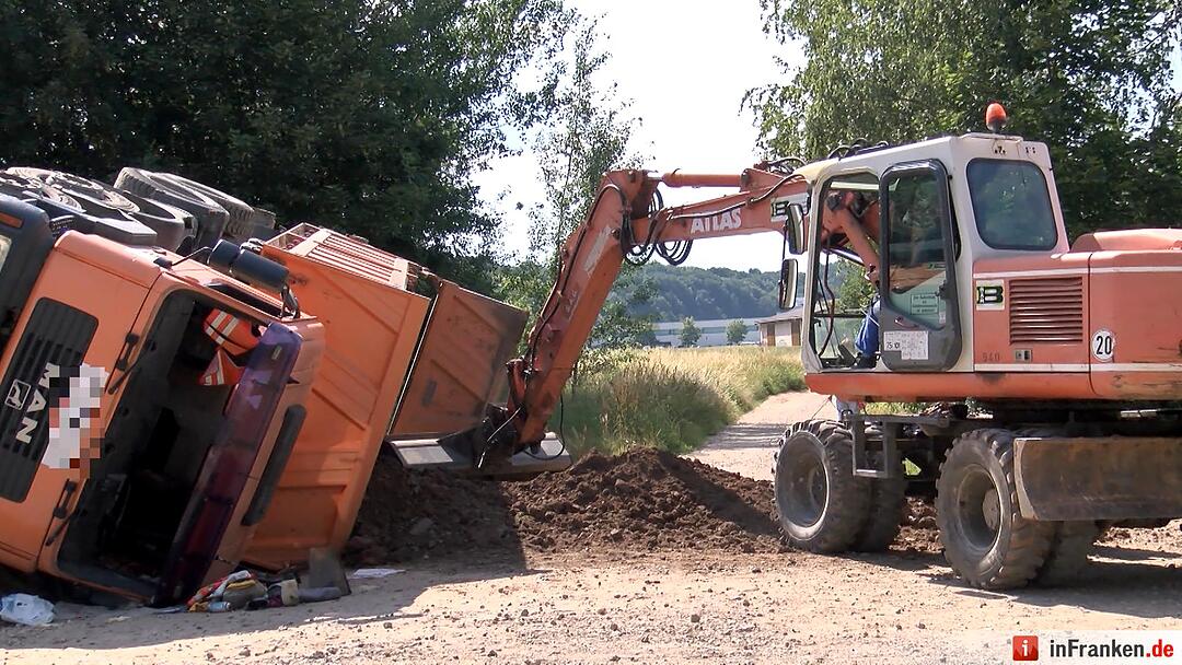 Lkw stuerzt bei Abladevorgang auf die Seite