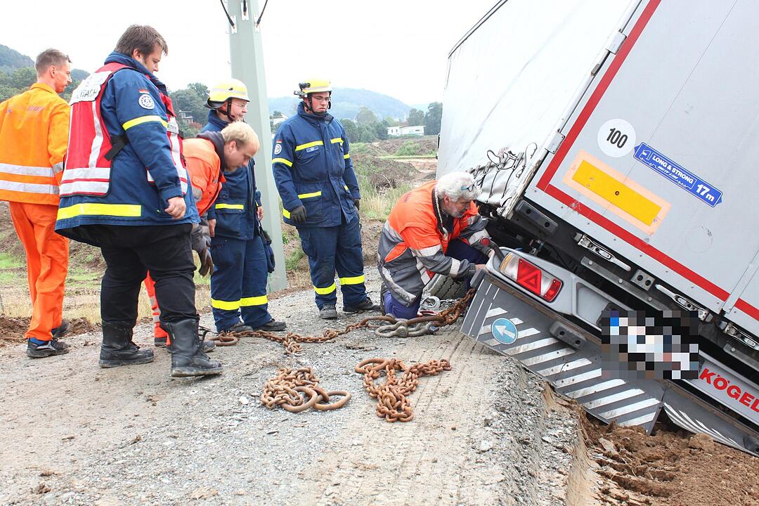 Sattelzug droht in Kulmbach zu kippen