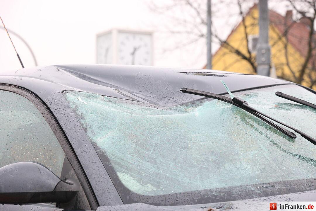 Auto fährt in Forchheim in Menschengruppe