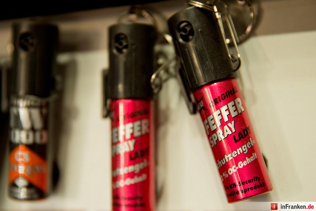 Pfefferspray ist am 04.03.2016 während der Jagd- und Sportwaffenmesse IWA OutdoorClassics in Nürnberg (Bayern) am Stand des Unternehmens kh security zu sehen. Auf der IWA präsentieren bis 7. März mehr als 1400 Aussteller Jagd- und Sportwaffen, Munition, Messer, Outdoor-Bedarf und Zubehör. Foto: Daniel Karmann/dpa