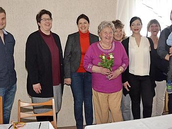 Irene Leinstein (4. v. l.) im Familienkreis und mit Pfarrerin Alina Ellgring (2. v. l.) und 2. Bürgermeisterin Angela Hofmann (3. v. l.) Foto: K.- H. Hofmann