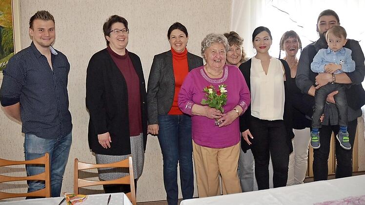 Irene Leinstein (4. v. l.) im Familienkreis und mit Pfarrerin Alina Ellgring (2. v. l.) und 2. Bürgermeisterin Angela Hofmann (3. v. l.) Foto: K.- H. Hofmann