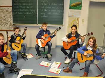 Die Kinder dürfen sich ein Instrument aussuchen, das sie gerne lernen möchten. Zur Auswahl stehen Schlagzeug, Gitarre, Flöte, Trompete, Geige und Keyboard.  Foto: Christiane Lehmann