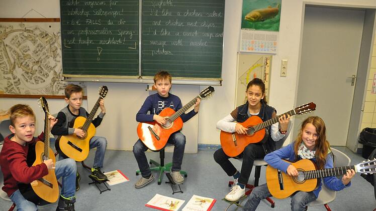 Die Kinder dürfen sich ein Instrument aussuchen, das sie gerne lernen möchten. Zur Auswahl stehen Schlagzeug, Gitarre, Flöte, Trompete, Geige und Keyboard.  Foto: Christiane Lehmann