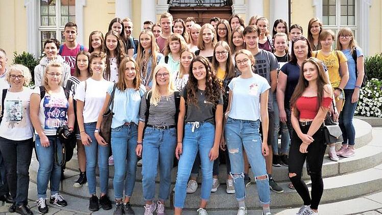 Seit 20 Jahren pflegen das CVG Kulmbach und das Adam-Mickiewicz-Liceum in Ratibor freundschaftliche Beziehungen. Unser Bild zeigt Oberbürgermeister Henry Schramm (links) mit der polnischen Deutschlehrerin Irina Krawczyk und Studiendirektorin Petra Stumpf sowie den Gastschülern aus Ratibor und einigen Schülern des CVG auf der Rathaustreppe. Foto: Werner Reißaus