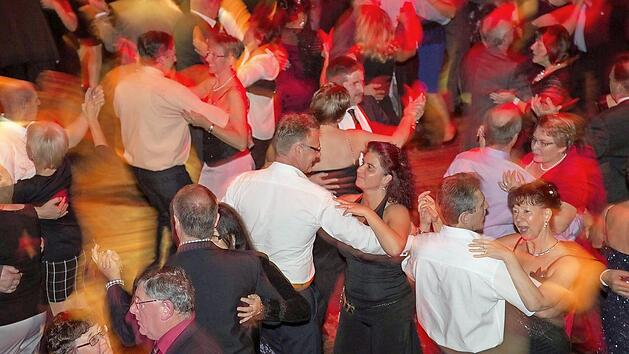Zum festlichen Schwarz-Weiß-Ball erstrahlt der Tanzsaal im Gasthof-Tanzcenter Deuber.  Foto: Klaus Gagel