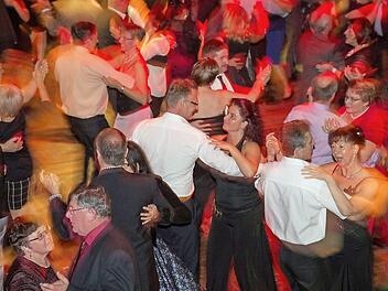 Zum festlichen Schwarz-Weiß-Ball erstrahlt der Tanzsaal im Gasthof-Tanzcenter Deuber.  Foto: Klaus Gagel