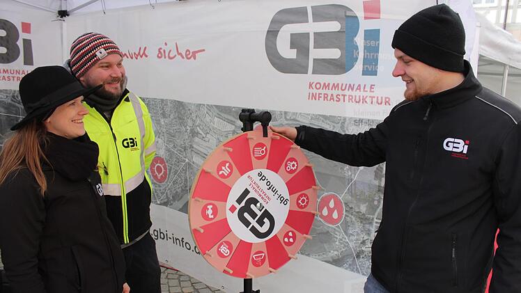 Alicia Elies, Tim Baumann und Stefan Gumbrecht (von links) von der Firma GBi scannen ganze Gemeinden.