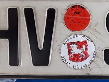 Kleine Sch&ouml;nheitsfehler: Im Wort Niedersachsen fehlt ein "S", bei Wilhelmshaven sogar zwei Buchstaben - aber vermutlich w&auml;re die Schwindelplakette aus Wilhelmshaven ohnehin fr&uuml;her oder sp&auml;ter der Polizei aufgefallen. Foto: Polizei