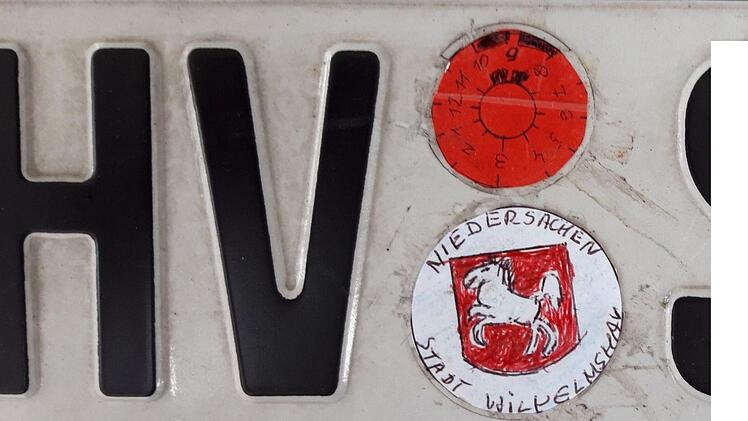 Kleine Sch&ouml;nheitsfehler: Im Wort Niedersachsen fehlt ein "S", bei Wilhelmshaven sogar zwei Buchstaben - aber vermutlich w&auml;re die Schwindelplakette aus Wilhelmshaven ohnehin fr&uuml;her oder sp&auml;ter der Polizei aufgefallen. Foto: Polizei