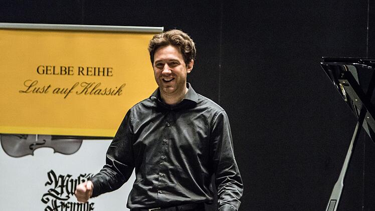Zu Gast in Coburg bei der Gesellschaft der Musikfreunde: Der Pianist Benjamin Moser beeindruckte die Zuhörer bei seinem Solo-Abend im HUK-Foyer.Foto: Jochen Berger