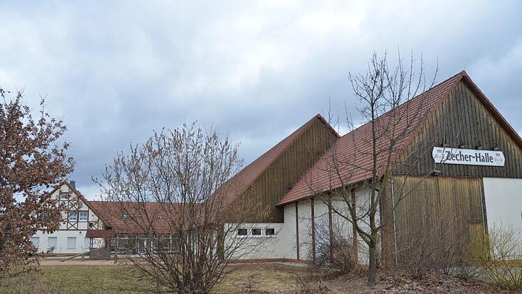 Derzeit herrscht seit März 2020 völlige Veranstaltungsruhe in der schönen Zecher-Halle in Neukenroth. Die Fixkosten laufen weiter und Reparaturen fallen an. K.- H. Hofmann