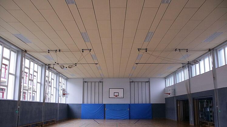Weil die Sporthalle des Jack-Steinberger-Gymnasiums nicht ausreichend gelüftet werden kann, ist hier aktuell kein Sport möglich. Foto: Benedikt Borst