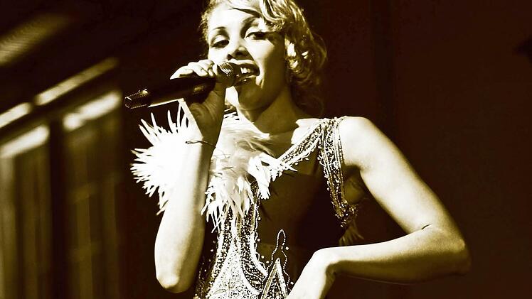 Gefeierter Star der Neo-Swing-Szene: Alice Francis alias "Miss Flapperty". Am 16. November kommt die Kölner Sängerin nach Bamberg.