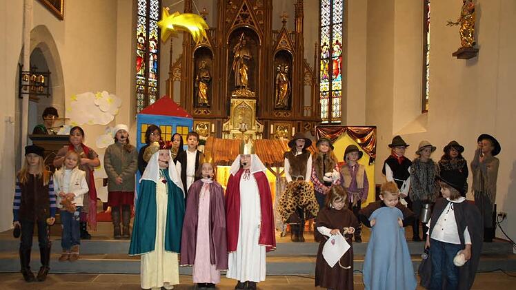 Hier sind alle auf der Kirchenbühne. Hirten, Sterndeuter, Engel, Kinder - eben alle.