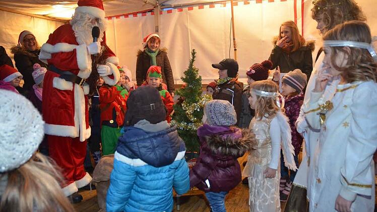 Der Nikolaus (Andreas Buckreus) verteilte seine Geschenke an die Kinder des Kindergartens "Villa Kunterbunt", die die Marktbesucher zuvor mit Liedvorträgen erfreut hatten. Foto: Karl-Heinz Hofmann