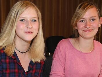 Lena Badstieber (15) und Ramona Wolfrum (17) gaben den Ton bei der Filmauswahl für die Kinonacht im Freibad an. "Fluch der Karibik" ist nun die erste Wahl. Foto: Sonja Adam