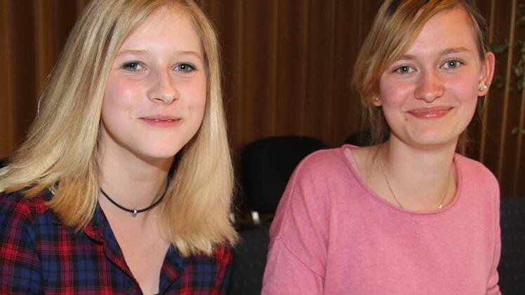 Lena Badstieber (15) und Ramona Wolfrum (17) gaben den Ton bei der Filmauswahl für die Kinonacht im Freibad an. "Fluch der Karibik" ist nun die erste Wahl. Foto: Sonja Adam