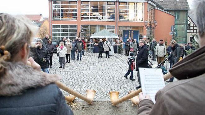 Die Patersberger Alphornbläser spielten bei der Eröffnung des Kunsthandwerkermarkts.