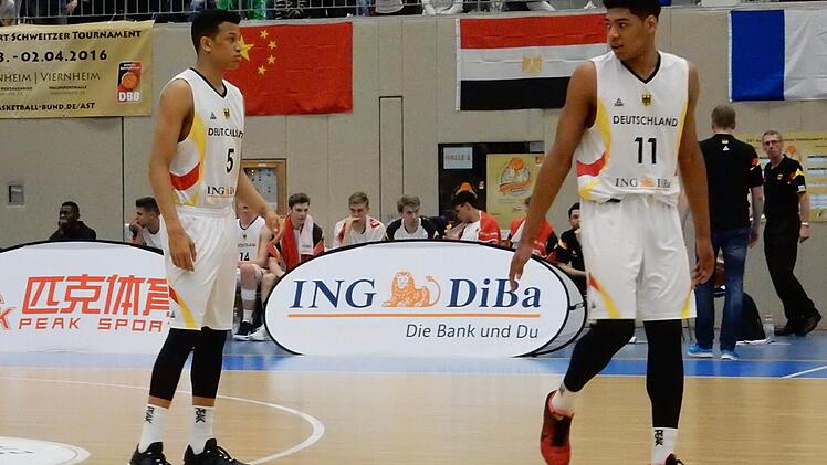 Der Turnier-MVP Kostja Mushidi (rechts, vom SIG Straßburg) und der Nürnberger Nelson Weidemann unterhalten sich. Foto: Udo Schilling