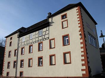 Hinter dem Fachwerkteil des Rathauses von Gräfendorf steckt hochwassersicher das Gemeindearchiv. Foto: Björn Kohlhepp