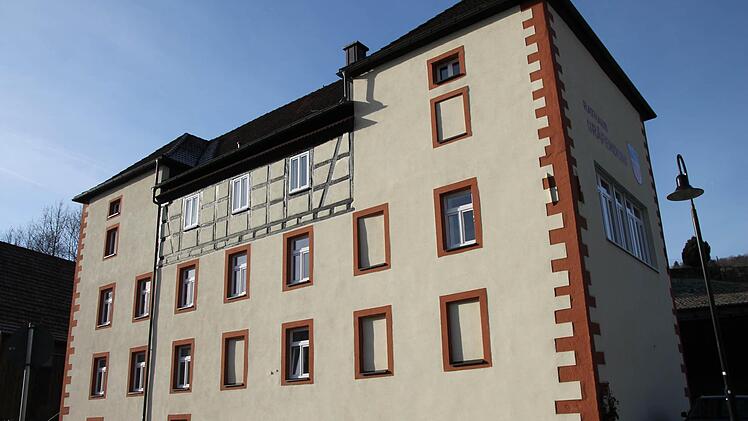 Hinter dem Fachwerkteil des Rathauses von Gräfendorf steckt hochwassersicher das Gemeindearchiv. Foto: Björn Kohlhepp