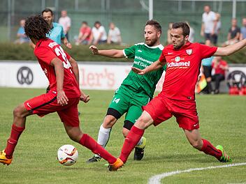 Das Hinspiel gegen den Baiersdorfer SV (rot) verlief für André Scholz (grün) und den SV Friesen nicht nach Plan. Nach der damaligen 1:3-Niederlage wollen die Friesener am Sonntag die Mittelfranken weiter auf Abstand halten.  Foto: Heinrich Weiß, Archiv