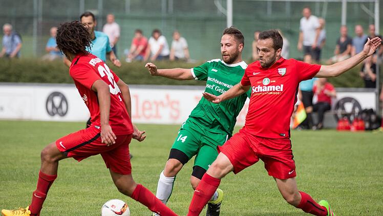 Das Hinspiel gegen den Baiersdorfer SV (rot) verlief für André Scholz (grün) und den SV Friesen nicht nach Plan. Nach der damaligen 1:3-Niederlage wollen die Friesener am Sonntag die Mittelfranken weiter auf Abstand halten.  Foto: Heinrich Weiß, Archiv
