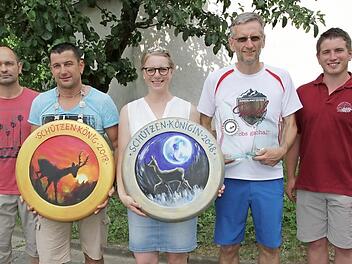 Die Schützenkönige mit dem Gewinner des Wanderpokals Werner Schlund (2.v.r.) sowie Schützenmeister Dieter Fronhöfer (l.) und Vorsitzender Jürgen Fronhöfer. Foto: Matthias Erlwein