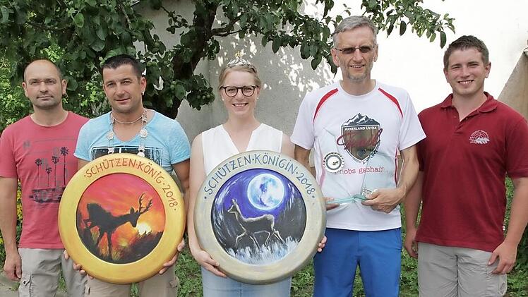 Die Schützenkönige mit dem Gewinner des Wanderpokals Werner Schlund (2.v.r.) sowie Schützenmeister Dieter Fronhöfer (l.) und Vorsitzender Jürgen Fronhöfer. Foto: Matthias Erlwein