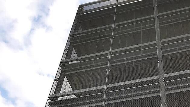 Das rund 23 Meter hohe Siemens-Parkhaus An der L&auml;nde gibt den Ma&szlig;stab vor: Zwei weitere Parkh&auml;user wird Siemens Healthineers in unmittelbarer N&auml;he bauen, eines davon 25 Meter hoch.  Foto: Ekkehard Roepert