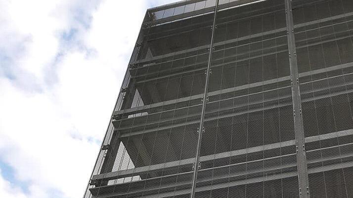 Das rund 23 Meter hohe Siemens-Parkhaus An der Lände gibt den Maßstab vor: Zwei weitere Parkhäuser wird Siemens Healthineers in unmittelbarer Nähe bauen, eines davon 25 Meter hoch.  Foto: Ekkehard Roepert
