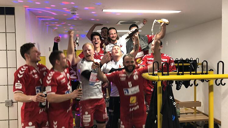 Eine Woche früher als gedacht hat der HSC Bad Neustadt die Bayernliga-Meisterschaft perfekt gemacht. Und feierte das nach dem Sieg bei der HSG Würm-Mitte schon in der Kabine feucht-fröhlich. HSC Bad Neustadt