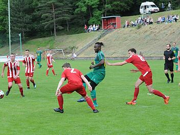Im Testspiel gegen die DJK Bamberg mussten die Fuchsstädter (in rot-weiß) noch zu oft dem Ball hinterher schauen.ssp