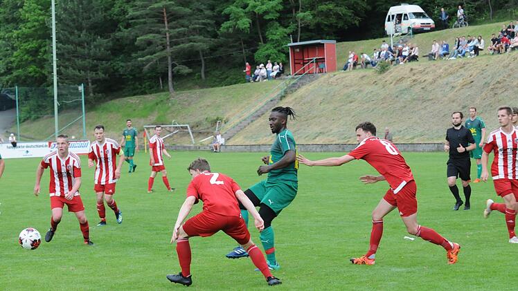 Im Testspiel gegen die DJK Bamberg mussten die Fuchsstädter (in rot-weiß) noch zu oft dem Ball hinterher schauen.ssp
