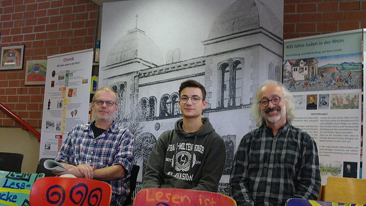 Geschichtslehrer Günther Vogel (links), Schulsprecher Marlon Benkert (Mitte) und stellvertretender Schuldirektor Dirk Hönerlage stehen bzw. sitzen stellvertretend für die Schulfamilie, die für die Aufarbeitung der jüdischen Geschichte zusammenarbeitet.  Foto: Stephanie Elm