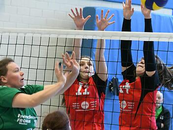 Auf eine ausgeglichene Bilanz kam die TSVgg Hausen um (hinten, von links) Mila Kristandt und Alina Geipel  beim Heimspieltag. Gegen den TSV Wonfurt setzte es in der Bayernhalle eine Niederlage, klar gewonnen wurde dafür das Derby gegen den FC Fuchsstadt. Foto: Hopf