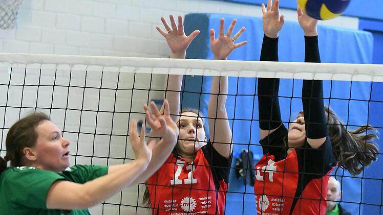 Auf eine ausgeglichene Bilanz kam die TSVgg Hausen um (hinten, von links) Mila Kristandt und Alina Geipel  beim Heimspieltag. Gegen den TSV Wonfurt setzte es in der Bayernhalle eine Niederlage, klar gewonnen wurde dafür das Derby gegen den FC Fuchsstadt. Foto: Hopf