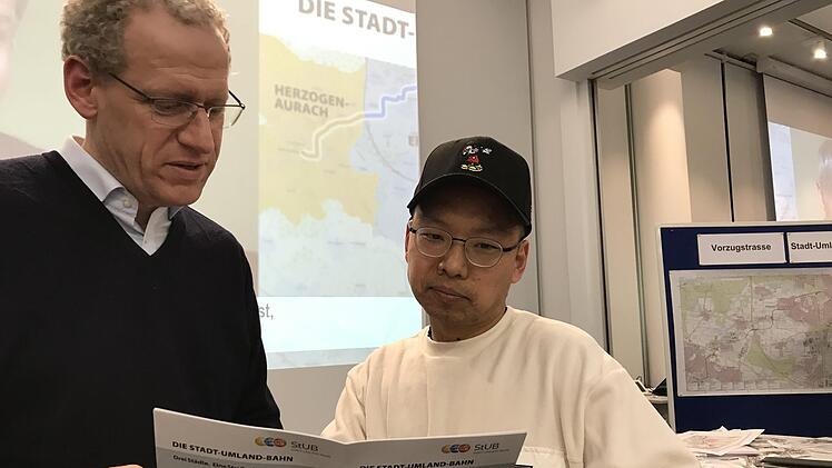 Der Chinese Chenzhong Zhu lebt seit zehn Jahren in Herzogenaurach. Er lässt sich die Entwicklung der StUB von Bürgermeister German Hacker erklären.   Fotos: Michael Busch